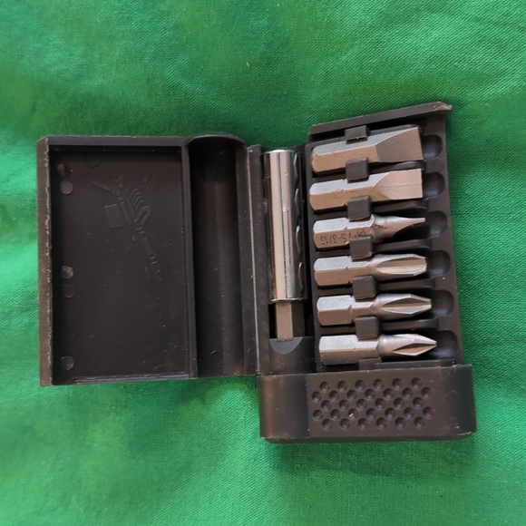 Belkin Pocket Screwdriver with Set of 6 magnetic bits in hard Clip-on Case Grey - Picture 2 of 4